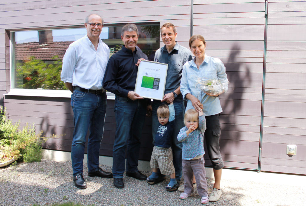 Feierliche Zertifikatsübergabe v.l.n.r: Uwe Germerott, Geschäftsführer VGQ, Heinz Beer und Beer Holzbau überreichten das Zertifikat an Familie Niggli-Luder